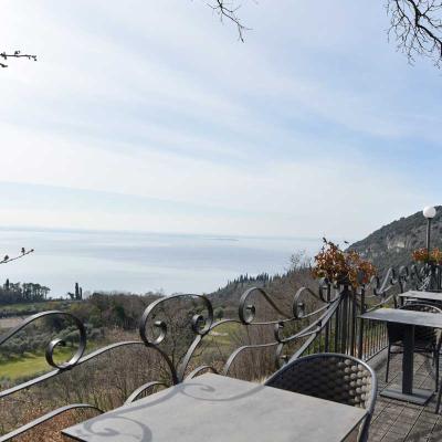 Apéro mit Blick auf Garda und den Gardasee (Italien)